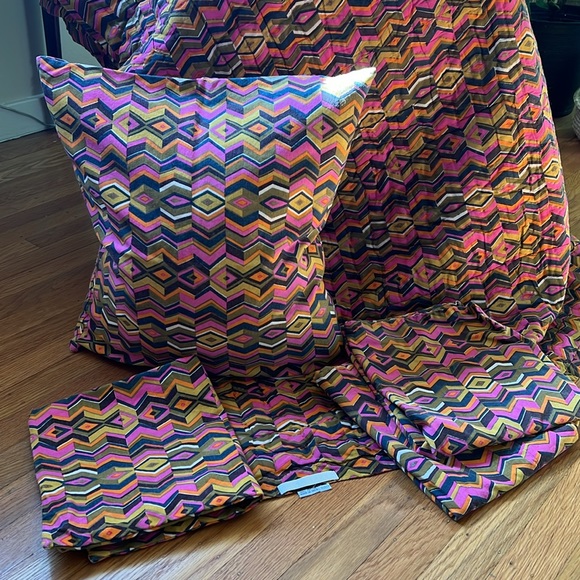 Erica Tanov Queen Quilt & 2 King Pillow Cases & 2 Throw Pillows Echoed Zig Zag - Picture 4 of 12